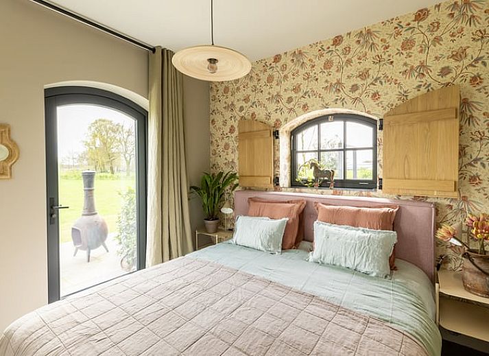 Gemuetliches Wohnzimmer des Ferienhauses in Lunteren, Veluwe, mit bequemer Sitz- und Essecke, ideal fuer Entspannung in Gelderland.