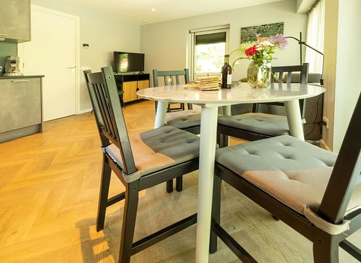 Rustige tuin bij Vakantiehuis in Lunteren, Veluwe, Gelderland met groene omgeving.