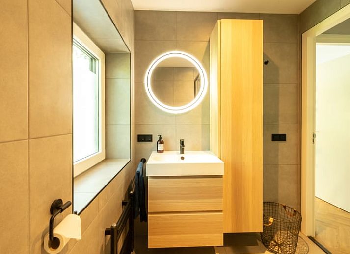 Gezellige woonkamer van Vakantiehuis in Lunteren, Veluwe, Gelderland met moderne inrichting.