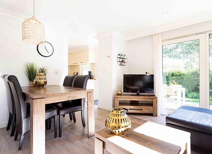 Die Veranda des Ferienhauses fuer 4 Personen in Lunteren, Veluwe, Gelderland bietet Platz fuer Mahlzeiten im Freien.