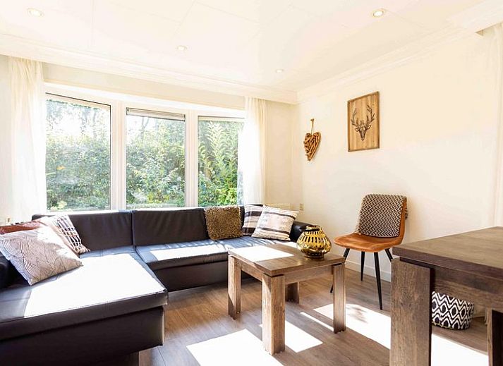 Die Veranda des Ferienhauses fuer 4 Personen in Lunteren, Veluwe, Gelderland bietet Platz fuer Mahlzeiten im Freien.