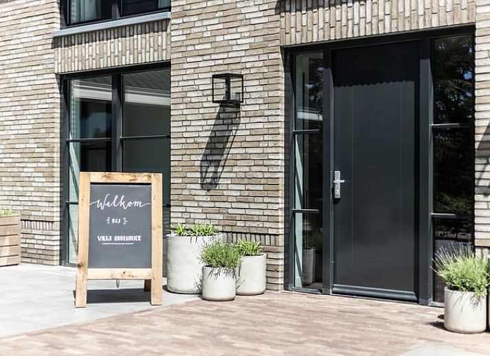 Geraeumiges Wohnzimmer in einem Ferienhaus in Oldebroek, Veluwe, mit modernen Moebeln und viel Licht.