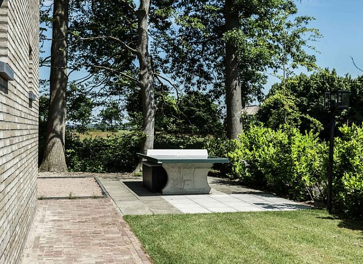 Schoenes Schlafzimmer im Ferienhaus in Oldebroek, Veluwe, mit Kunst an der Wand und bequemem Bett.