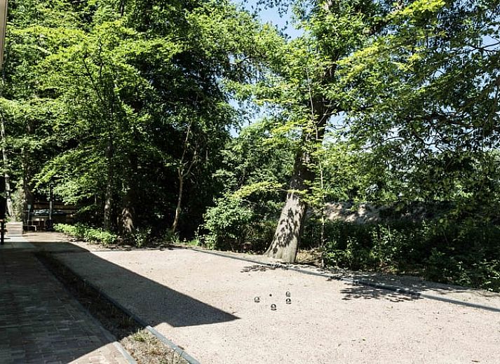 Schoenes Schlafzimmer im Ferienhaus in Oldebroek, Veluwe, mit Kunst an der Wand und bequemem Bett.