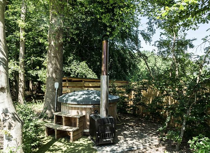 Schoenes Schlafzimmer im Ferienhaus in Oldebroek, Veluwe, mit Kunst an der Wand und bequemem Bett.