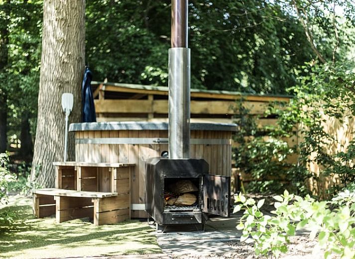 Schoenes Schlafzimmer im Ferienhaus in Oldebroek, Veluwe, mit Kunst an der Wand und bequemem Bett.