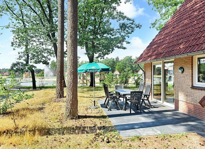 Landgoed 't Loo 6-Personen-Bungalow 6C2 in Oldebroek, Veluwe, Gelderland, umgeben von gruener Natur.