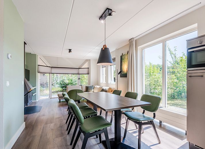 Gemuetliches Wohnzimmer im Landgoed 't Loo 6-Personen-Bungalow 6C2, Oldebroek, mit modernem Mobiliar und Kamin.