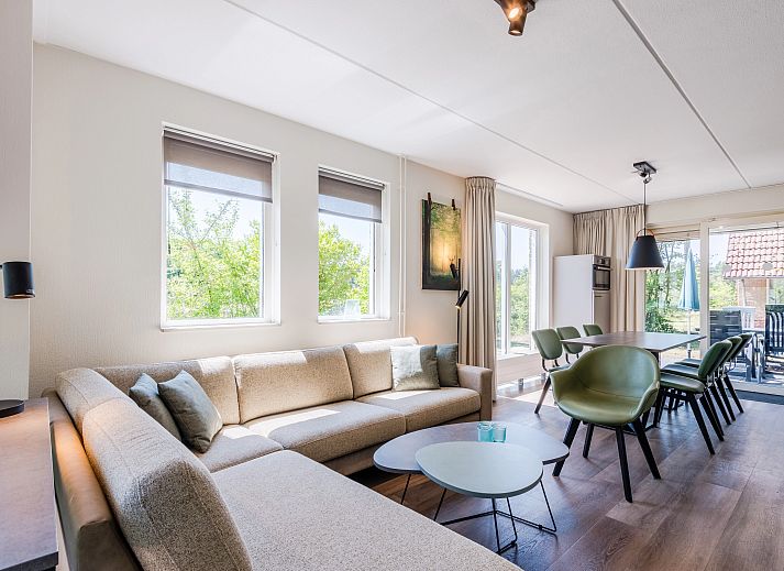 Gemuetliches Wohnzimmer im Landgoed 't Loo 6-Personen-Bungalow 6C2, Oldebroek, mit modernem Mobiliar und Kamin.