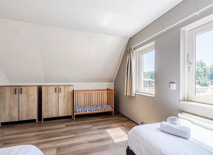 Gemuetliches Wohnzimmer im Landgoed 't Loo 6-Personen-Bungalow 6C2, Oldebroek, mit modernem Mobiliar und Kamin.