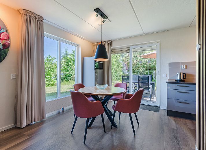 Cozy living room in Landgoed 't Loo 4-person bungalow 4L, Oldebroek, Veluwe with modern decor and garden views.