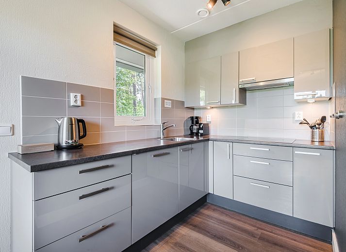 Cozy living room in Landgoed 't Loo 4-person bungalow 4L, Oldebroek, Veluwe with modern decor and garden views.