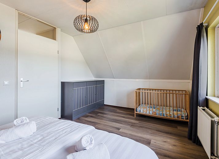 Cozy living room in Landgoed 't Loo 4-person bungalow 4L, Oldebroek, Veluwe with modern decor and garden views.