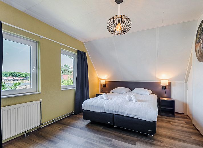 Cozy living room in Landgoed 't Loo 4-person bungalow 4L, Oldebroek, Veluwe with modern decor and garden views.