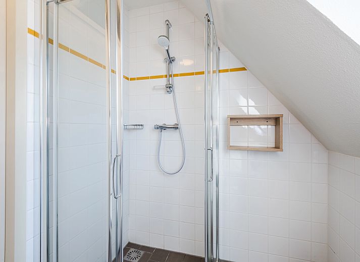 Dining area in 4-person bungalow 4L on Landgoed 't Loo, Oldebroek, Veluwe with large windows and access to terrace.