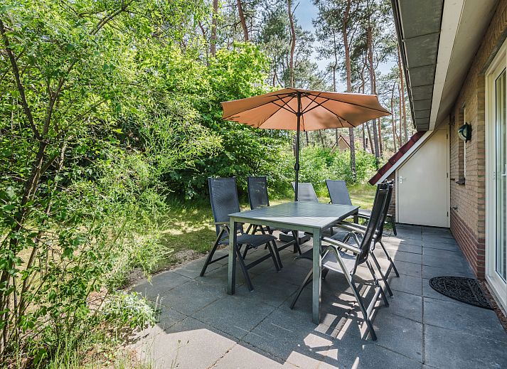 Dining area in 4-person bungalow 4L on Landgoed 't Loo, Oldebroek, Veluwe with large windows and access to terrace.