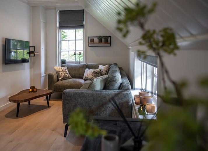 Gemuetliche Terrasse am Ferienhaus in Oldebroek, umgeben von viel Gruen in Veluwe, Gelderland.