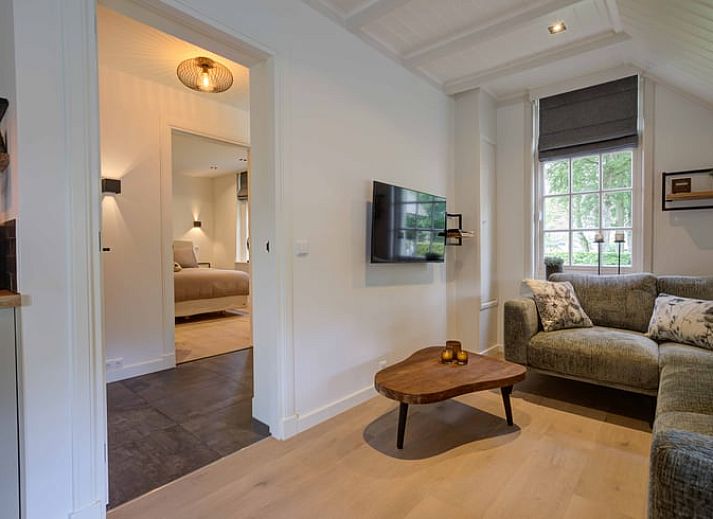 Gemuetliche Terrasse am Ferienhaus in Oldebroek, umgeben von viel Gruen in Veluwe, Gelderland.