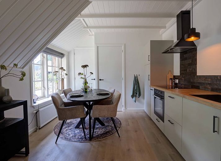 Gemuetliche Terrasse am Ferienhaus in Oldebroek, umgeben von viel Gruen in Veluwe, Gelderland.