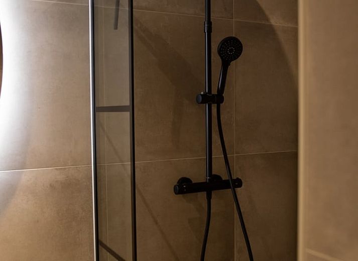 Malerische Umgebung des Ferienhauses in Oldebroek mit Apfelgarten in Veluwe, Gelderland.