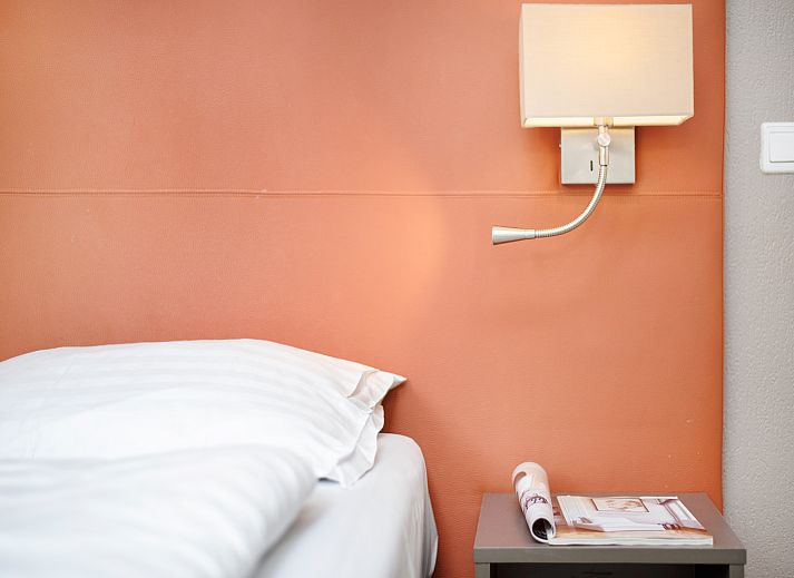 Cozy living room with fireplace in Landgoed 't Loo 4-person bungalow 4L1, Oldebroek, Veluwe.