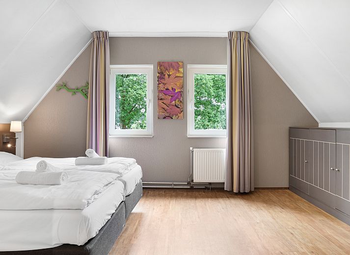 Comfortable sitting area overlooking the garden in Landgoed 't Loo 4-person bungalow 4L1, Veluwe.