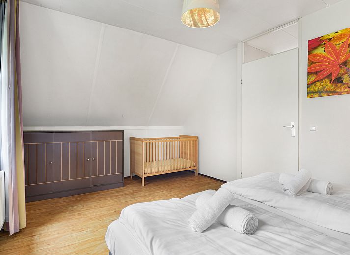 Comfortable sitting area overlooking the garden in Landgoed 't Loo 4-person bungalow 4L1, Veluwe.