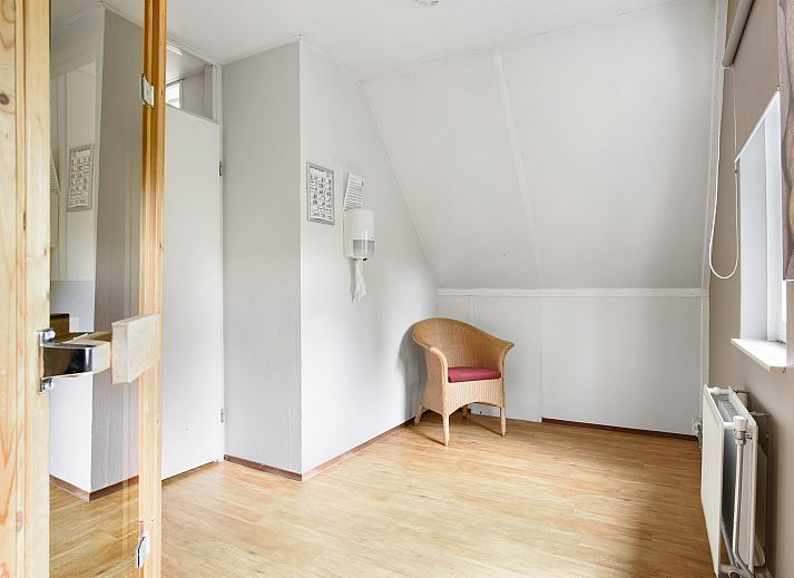 Dining room with garden doors to terrace in Landgoed 't Loo 4-person bungalow 4L1, Oldebroek.