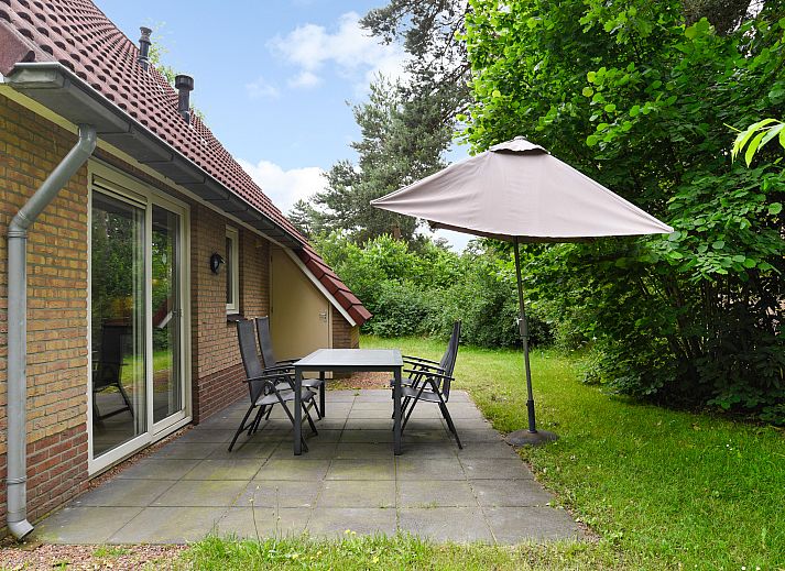 Dining room with garden doors to terrace in Landgoed 't Loo 4-person bungalow 4L1, Oldebroek.