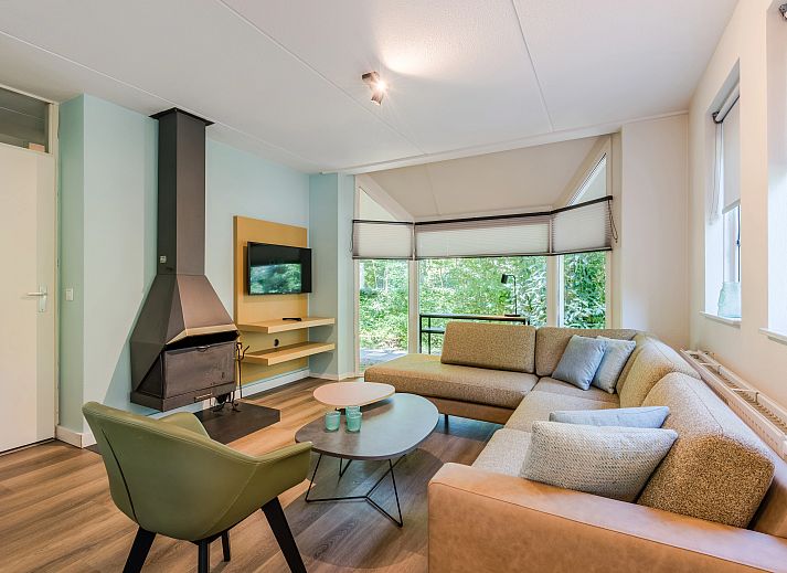 Buitenzijde van Landgoed 't Loo 6-persoons kinderbungalow 6CK, Oldebroek, Veluwe, omringd door herfstbladeren.