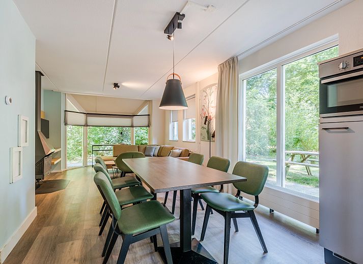 Buitenzijde van Landgoed 't Loo 6-persoons kinderbungalow 6CK, Oldebroek, Veluwe, omringd door herfstbladeren.