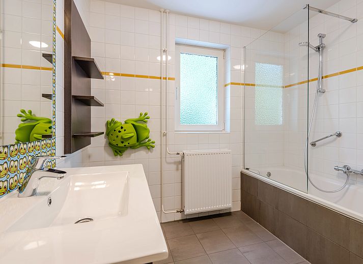 Gezellige woonkamer in Landgoed 't Loo 6-persoons kinderbungalow 6CK, Oldebroek, Veluwe, met open haard en natuurzicht.