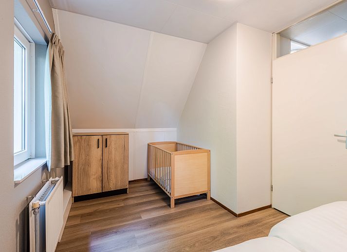 Gezellige woonkamer in Landgoed 't Loo 6-persoons kinderbungalow 6CK, Oldebroek, Veluwe, met open haard en natuurzicht.