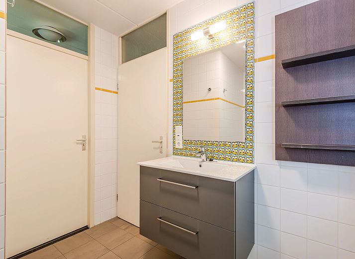 Zitgedeelte in Landgoed 't Loo 6-persoons kinderbungalow 6CK, Oldebroek, Veluwe, met comfortabele bank en grote ramen.