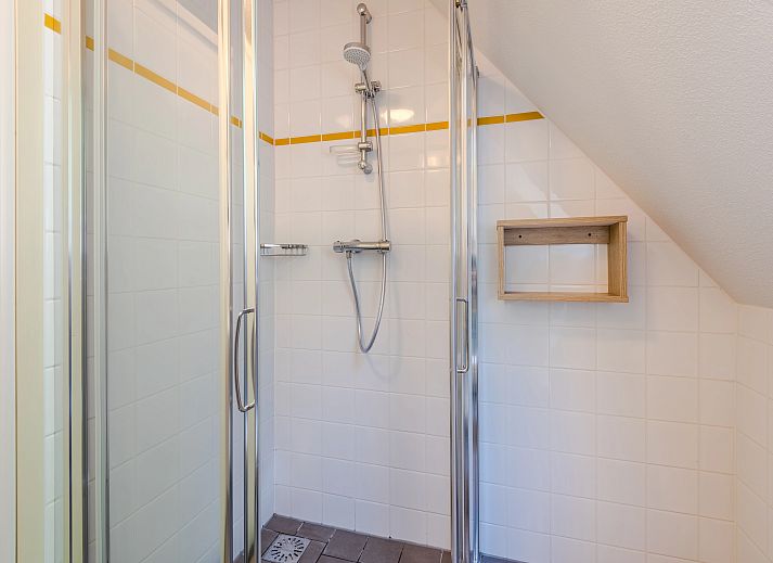 Zitgedeelte in Landgoed 't Loo 6-persoons kinderbungalow 6CK, Oldebroek, Veluwe, met comfortabele bank en grote ramen.