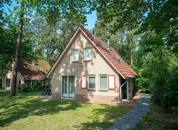 Landgoed 't Loo 6-person bungalow 6C3 in Oldebroek, Veluwe, Gelderland, surrounded by lush nature.