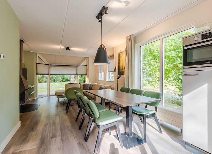 Landgoed 't Loo 6-person bungalow 6C3 in Oldebroek, Veluwe, Gelderland, surrounded by lush nature.