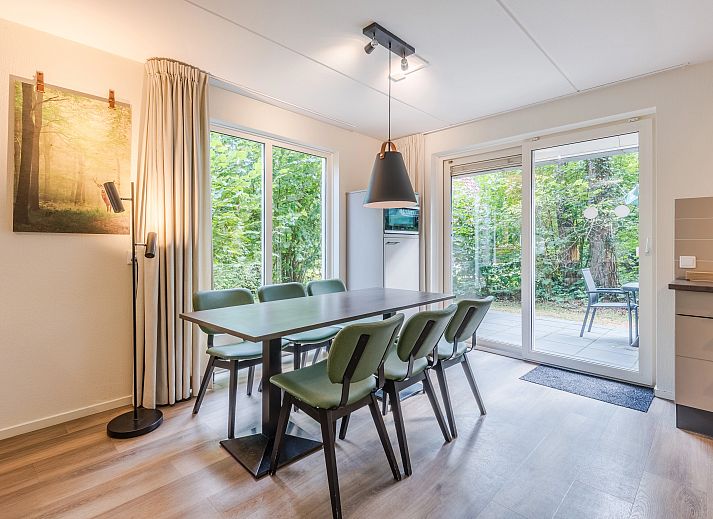 Landgoed 't Loo 6-person bungalow 6C3 in Oldebroek, Veluwe, Gelderland, surrounded by lush nature.