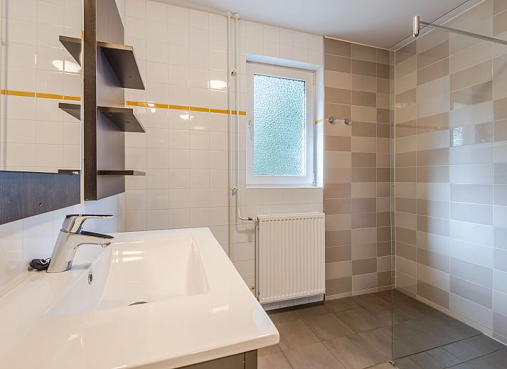 Spacious living room of Landgoed 't Loo 6-person bungalow 6C3 in Oldebroek, Veluwe, with lots of natural light.