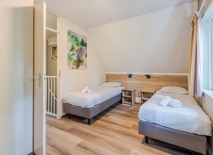 Dining room of Estate 't Loo 6-person bungalow 6C3 in Oldebroek, Veluwe, overlooking the green surroundings.
