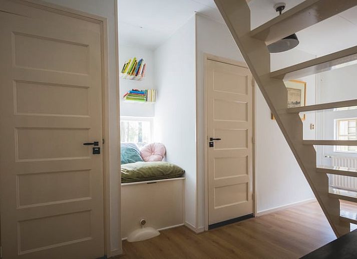 Charmante gevel van Huisje in Uddel, vakantiehuis in Veluwe, met een gezellige veranda, Gelderland.