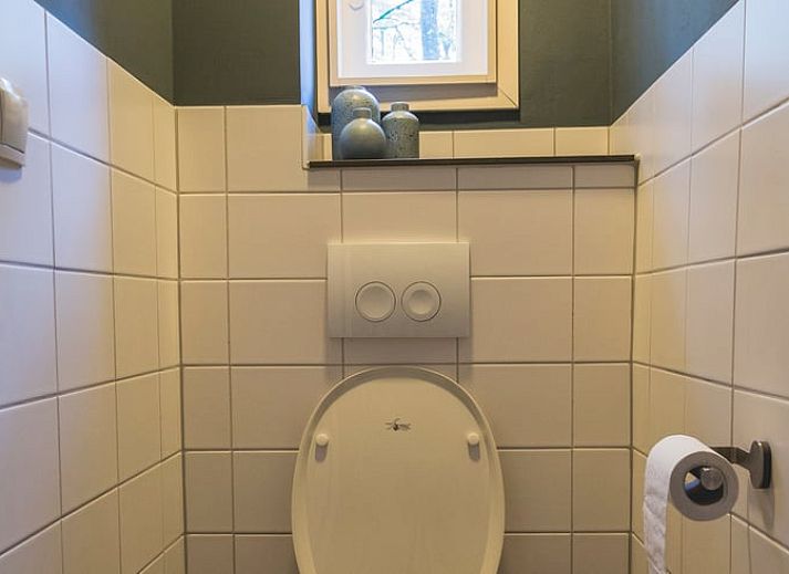 Charmante gevel van Huisje in Uddel, vakantiehuis in Veluwe, met een gezellige veranda, Gelderland.