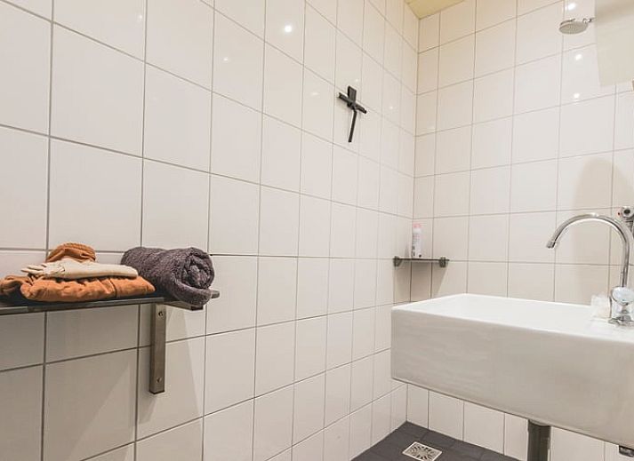 Charmante gevel van Huisje in Uddel, vakantiehuis in Veluwe, met een gezellige veranda, Gelderland.