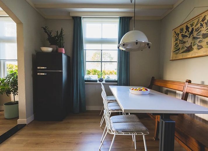 Charmante gevel van Huisje in Uddel, vakantiehuis in Veluwe, met een gezellige veranda, Gelderland.