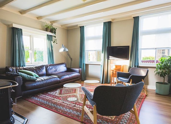 Slaapkamer met tweepersoonsbed in Huisje in Uddel, vakantiehuis in Veluwe, met warme kleuren en veel licht, Gelderland.