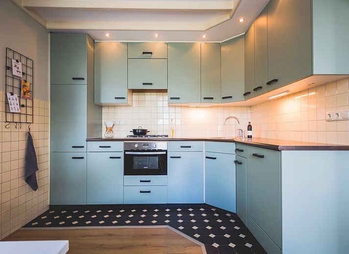 Slaapkamer met tweepersoonsbed in Huisje in Uddel, vakantiehuis in Veluwe, met warme kleuren en veel licht, Gelderland.