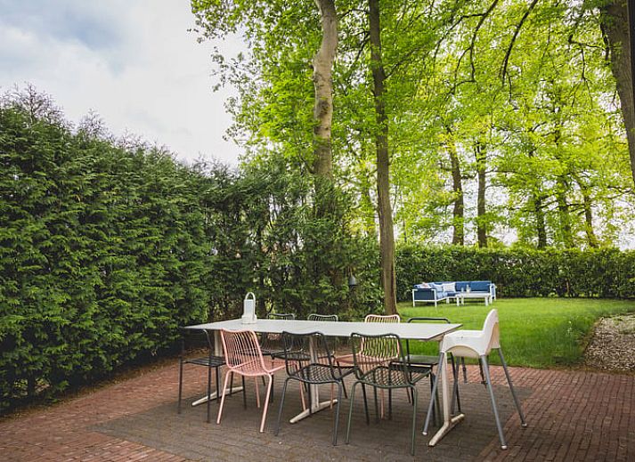 Slaapkamer met tweepersoonsbed in Huisje in Uddel, vakantiehuis in Veluwe, met warme kleuren en veel licht, Gelderland.