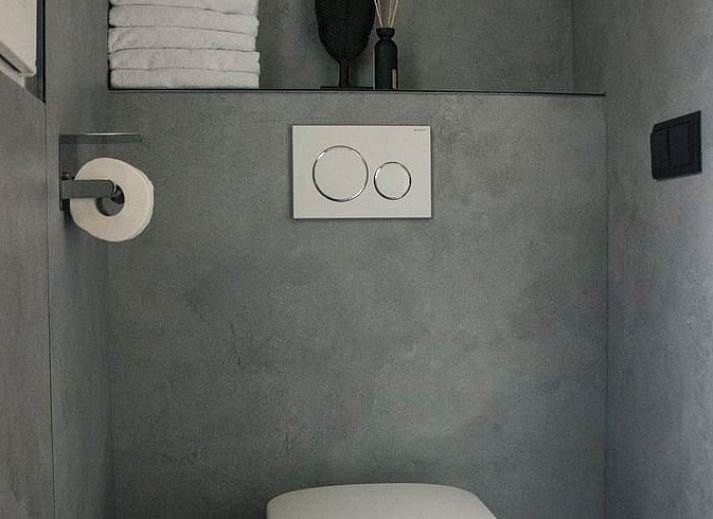 Charmant vakantiehuisje in Uddel, Veluwe, met een gezellige veranda en groene omgeving.