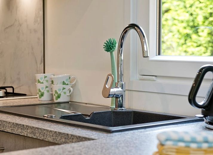 Terras van Vakantiehuis in Rheden met comfortabele stoelen in Veluwe, Gelderland.