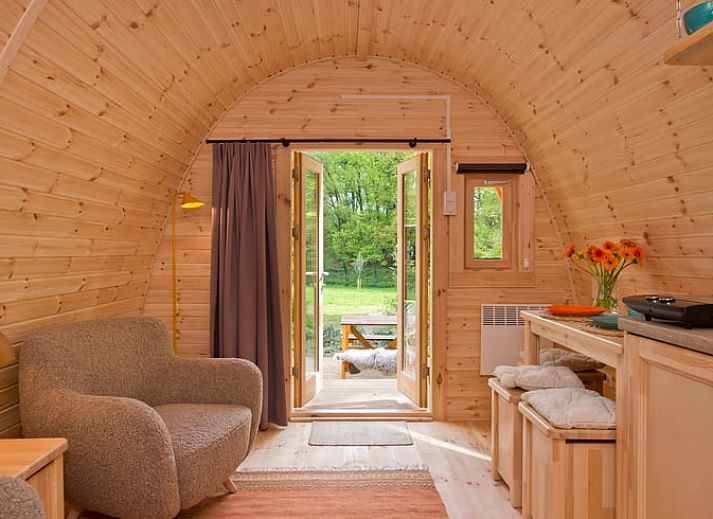 Gezellige binnenruimte van Huisje in Rheden, Veluwe, met keuken en zithoek.